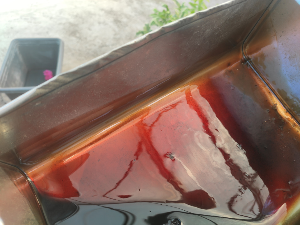 Отработка масла NOVUS, слитое с лачетти. Цвет красный, как понимаю Китай присадки все красят отработку в красный. — Chevrolet Cruze (1G)