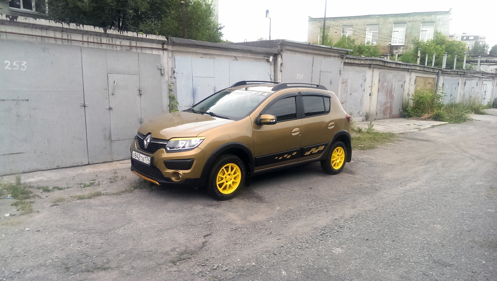 Снижение неподрессоренной массы. Кованые диски SLIK + шины Goodyear Eagle  Sport — Renault Sandero Stepway (2G), 1,6 л, 2015 года | колёсные диски |  DRIVE2