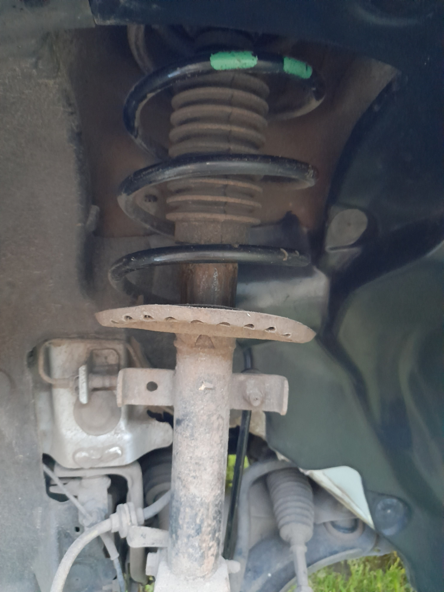29)"Замена переднего левого брызговика и локера" — Renault Megane II, 1 ...