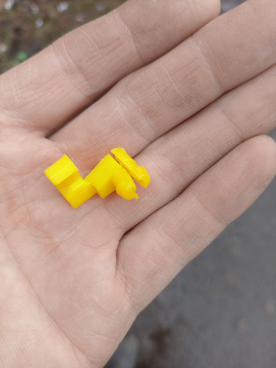 Для этого были куплены две вот таких клипсы — Lada 2120 Надежда