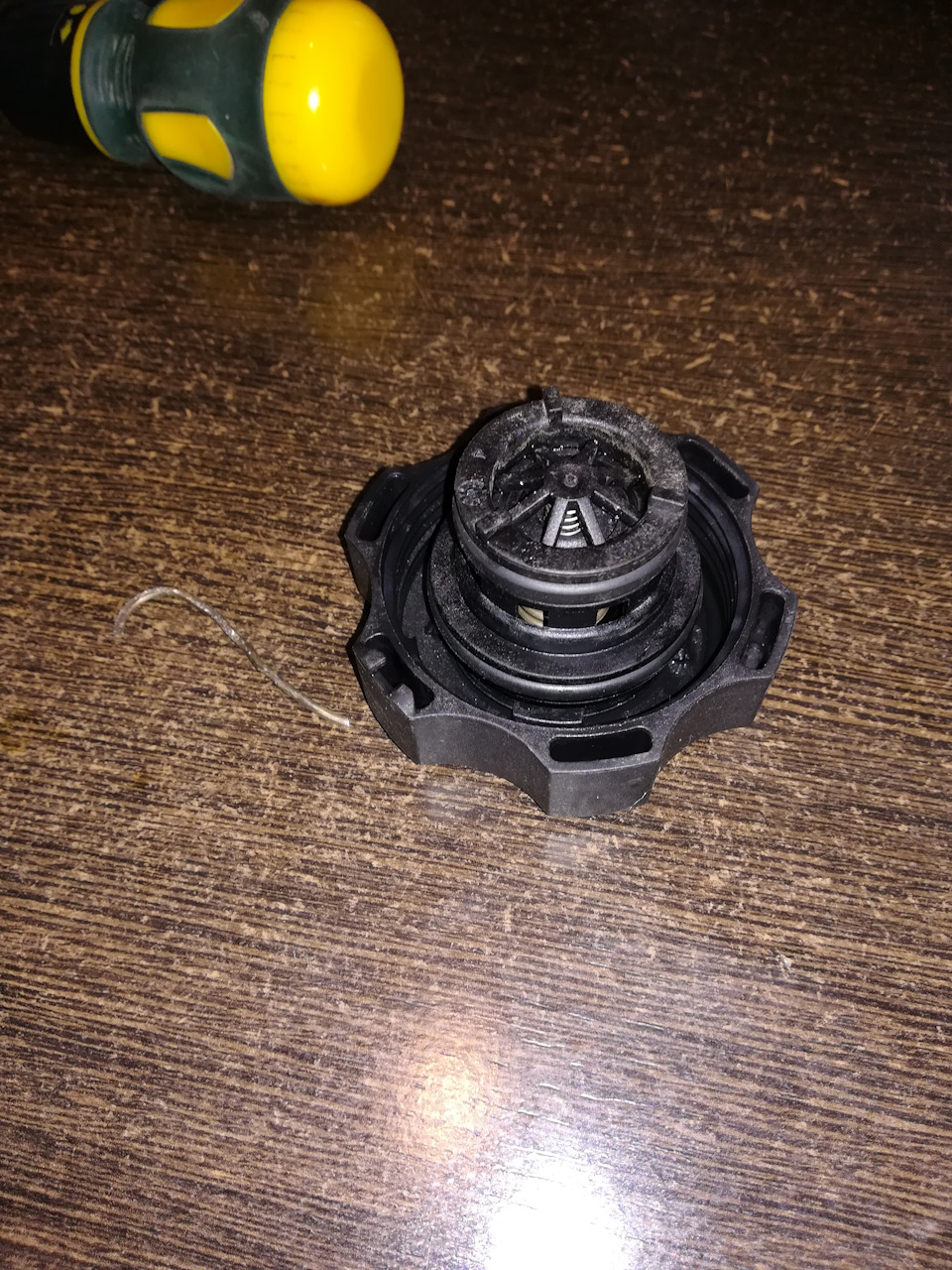 и собираем, и защелкиваем. Завтра долью ОЖ и посмотрю как работает. Ну в идеале с манометром в бачек бы воздуха качнуть. — Chevrolet Cruze (1G)