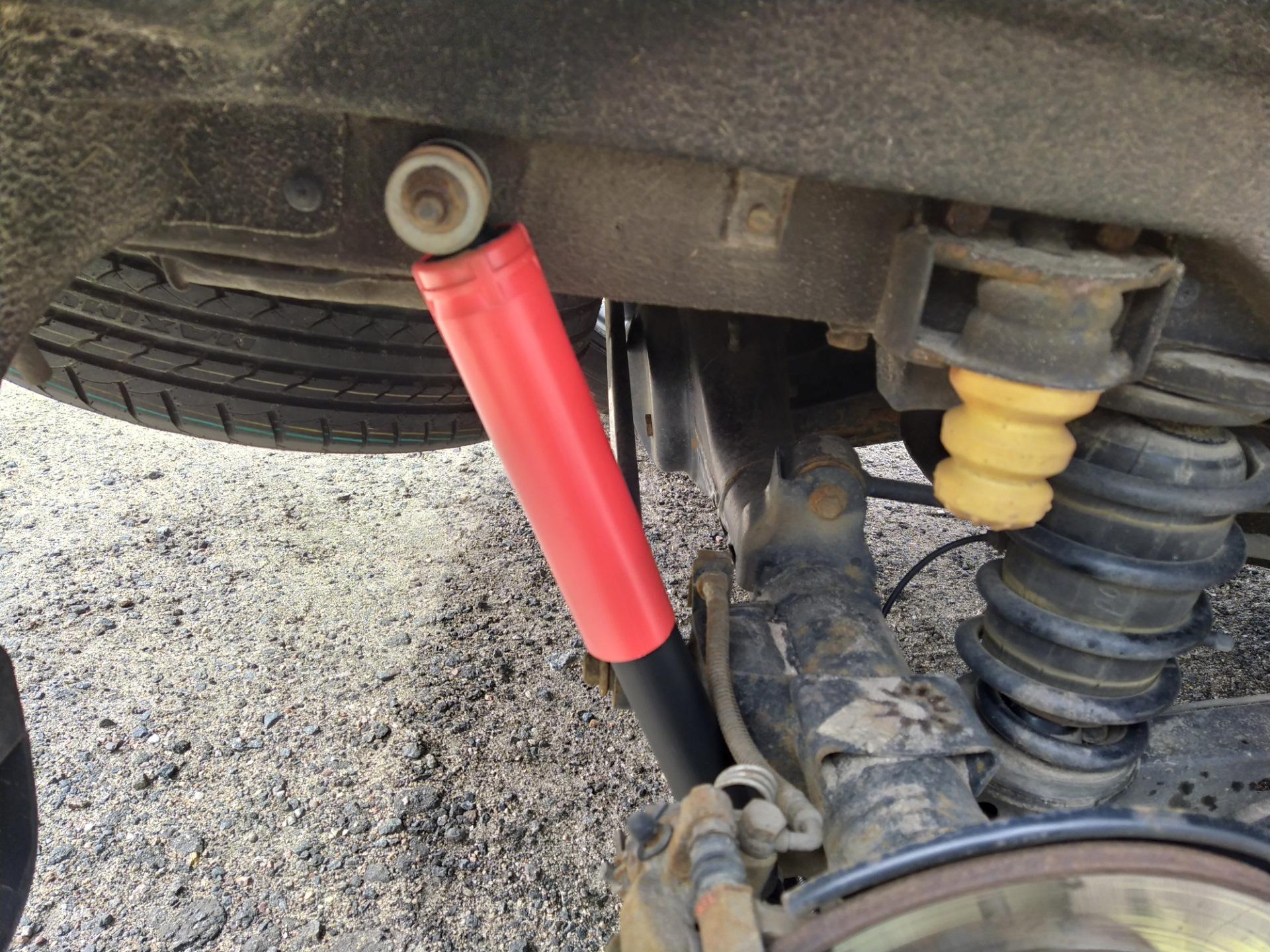 Подходит задний. Амортизатор задний вис 2349. ,отбойник переднего амортизатора на пежо 408. Задние амортизаторы шевроле ланос 1. На оку амортизаторы задние fenox.