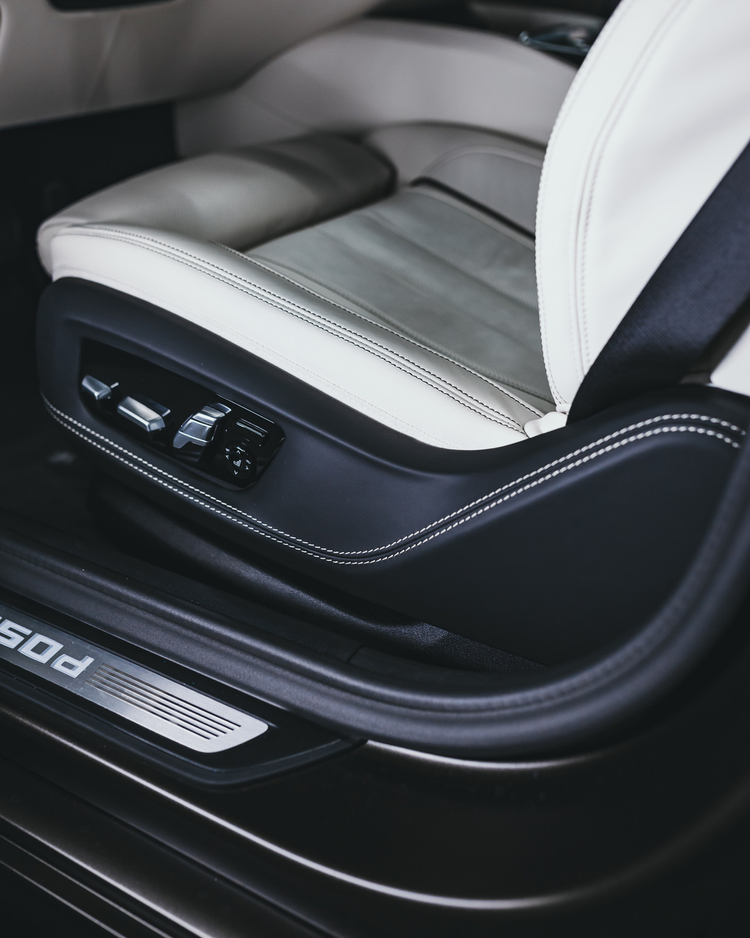 Перетяжка потолка в алькантару и боковых крышек сидения на BMW 5 в ...