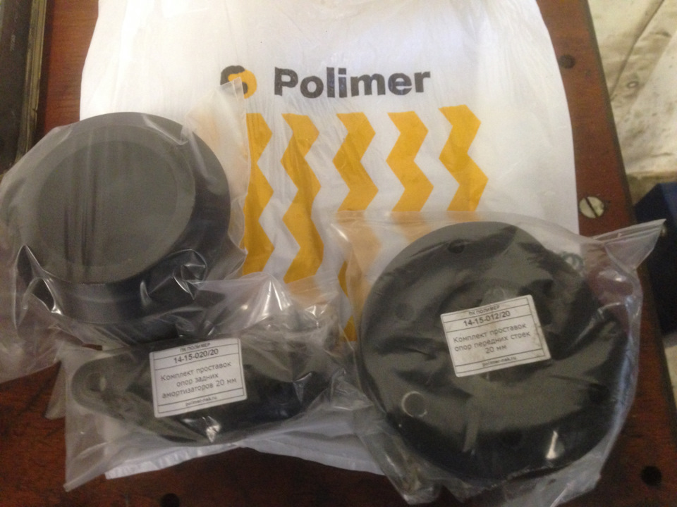 Krok 3 — Przód: zdejmij koło i odczep przewody/czujniki (ABS, hamulec) z uchwytów na kolumnie, aby ich nie naciągnąć. — Ford Mondeo Mk4 FL