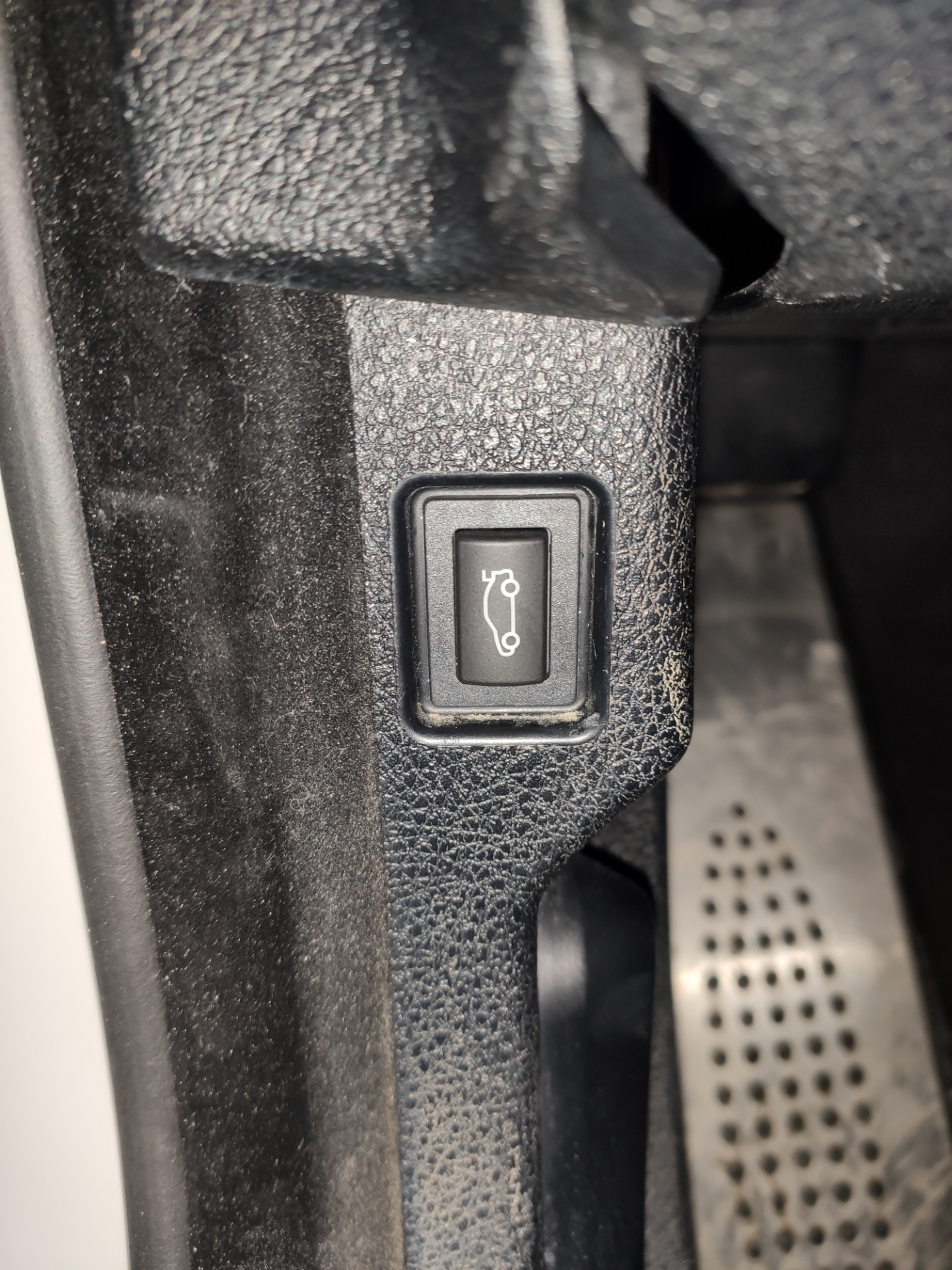 Кнопка открытия багажника — BMW 5 series (F10), 3 л, 2015 года | своими ...