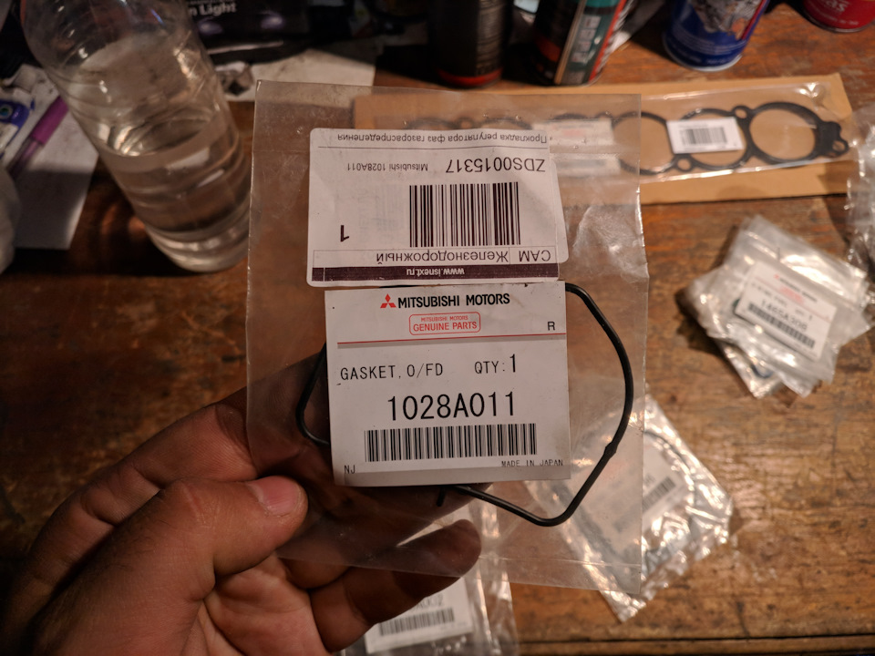 Прокладка под клапан изменения фаз газораспределения MIVEC — Mitsubishi Pajero (4G). Запчасти на фото: LA1001