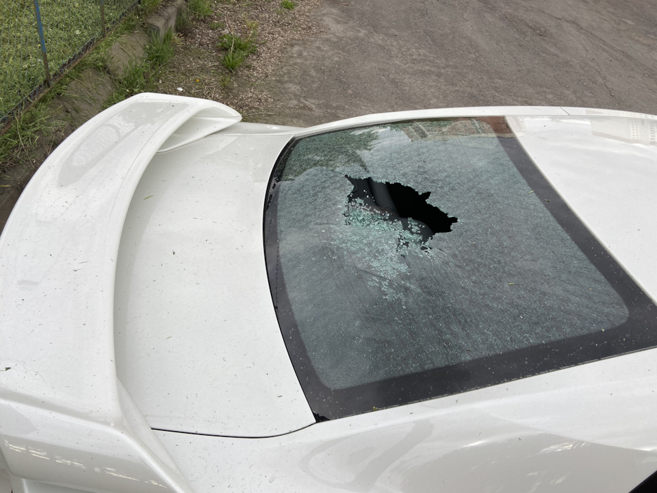 Мелкий дождь бьет в окно, хмурится природа, Но известно давно: нет ...