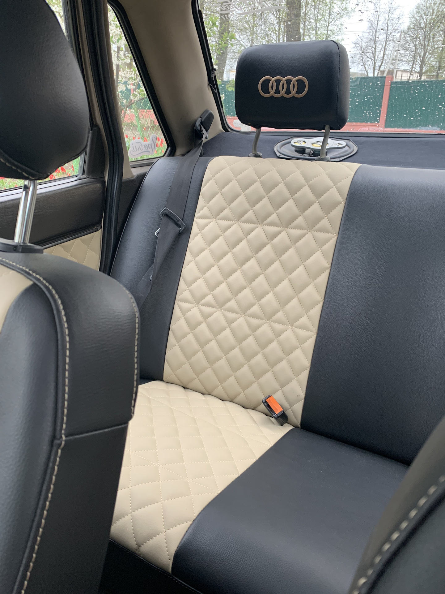 Чехлы audi. Чехлы на Ауди 80 б4. Ауди 80 перешив салона. Обтяжка салона Ауди 80. Перетяжка сидений Audi 80 b4.