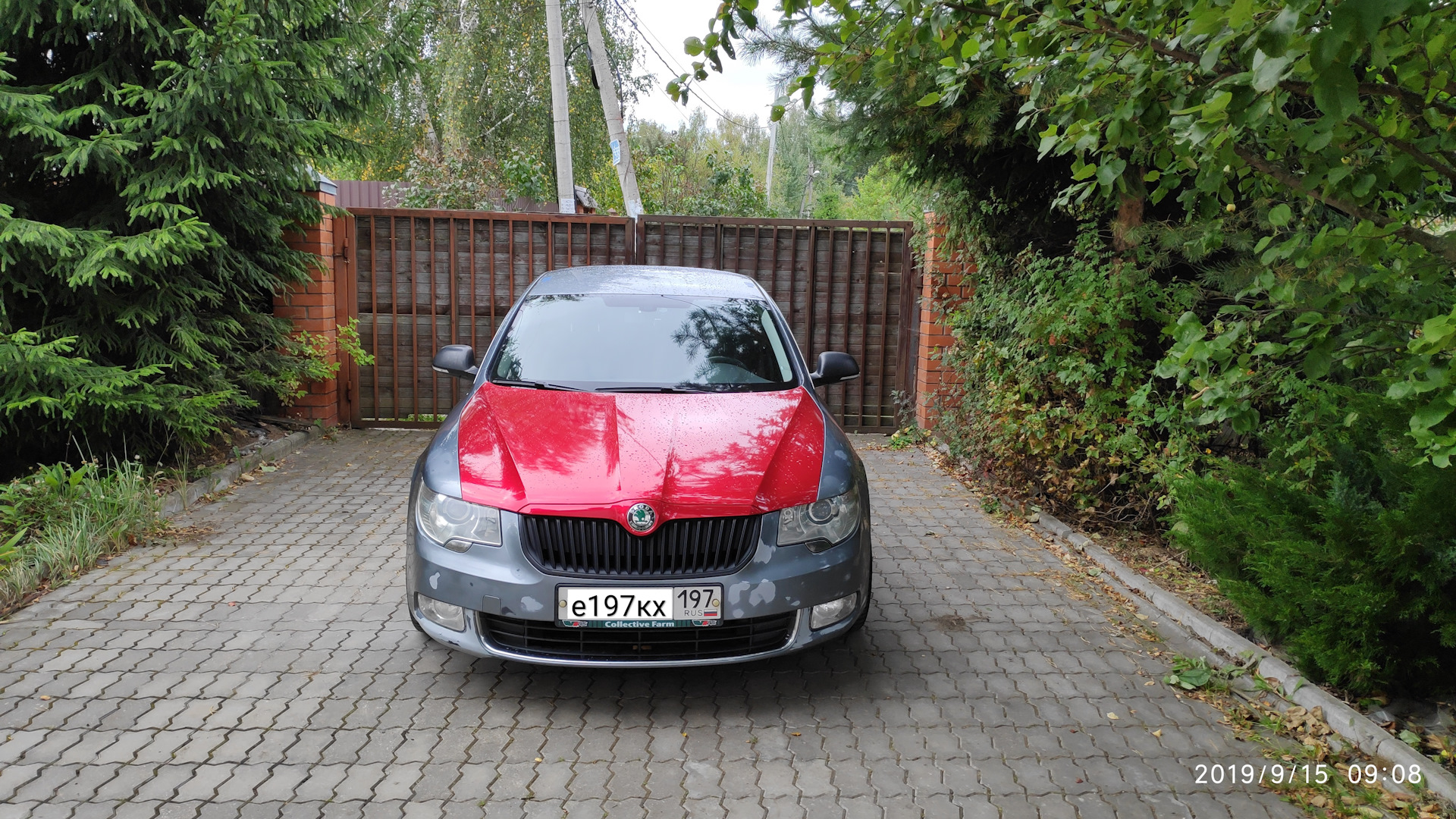 Красный хром Skoda Superb