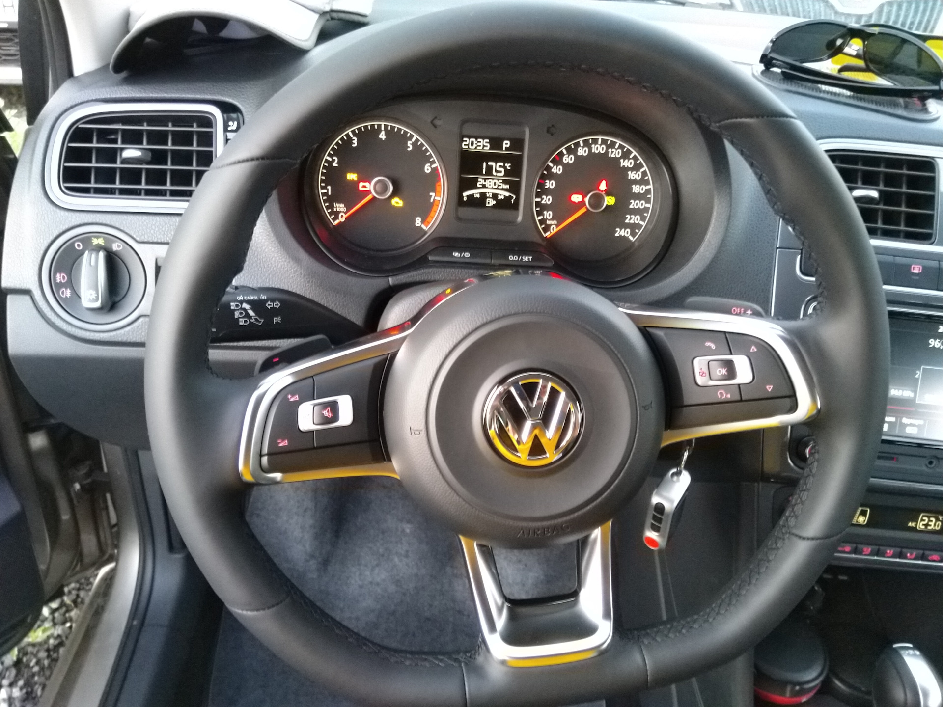 Установка мультируля поло. Мультируль polo sedan. фольксваген поло седан подрулевые лепестки. мультируль на поло седан 5. кнопка мультируля polo 2018.