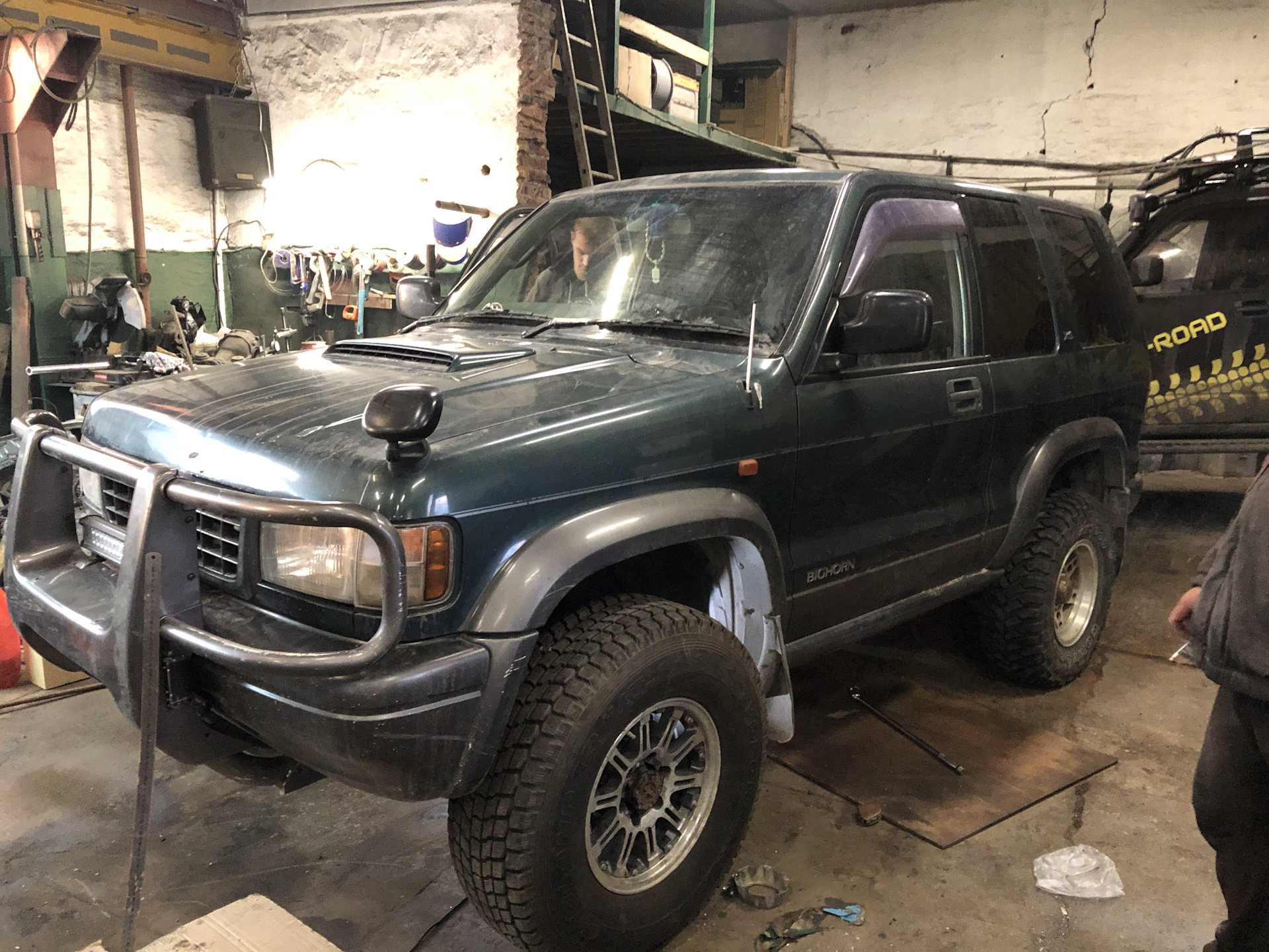 Isuzu bighorn 2000. Исузу бигхорн закладные в кузов пластиковые. Ремонт бигхорна. Isuzu bighorn ubs69gw 4jg2 дизель. Ремонт бигхорна.