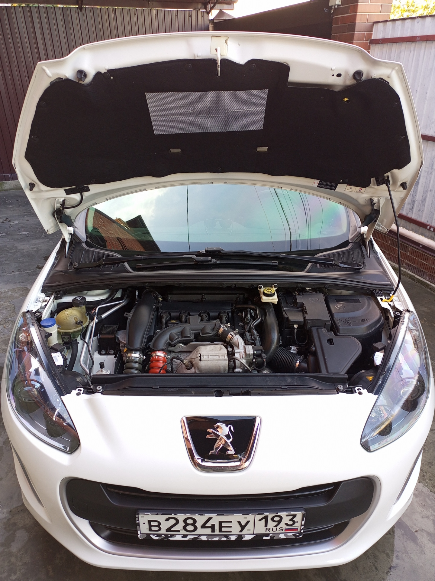 Шумоизоляция капота — Peugeot 308 (1G), 1,6 л, 2013 года | запчасти ...
