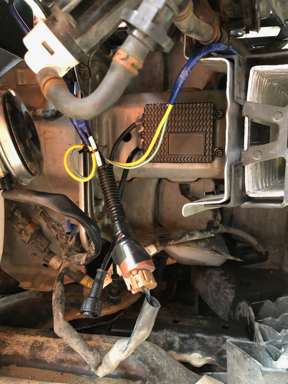 Правая сторона. Блок установлен на саморезан прям в лонжерон — Subaru Outback (BR)