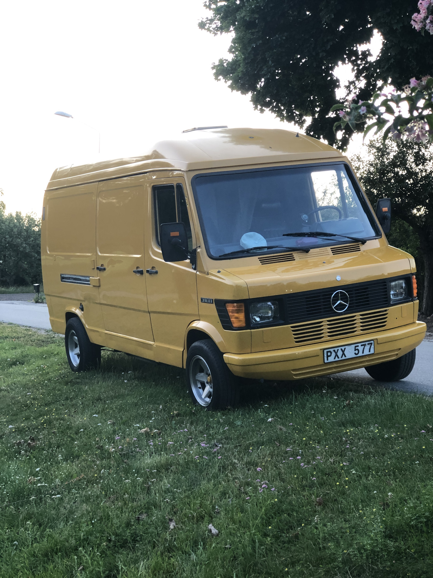 Мерседес т купить. Мерседес Бенц т1. Мерседес т1 210d. Mercedes-Benz t1 207d. Мерседес Бенц т1 пассажирский.