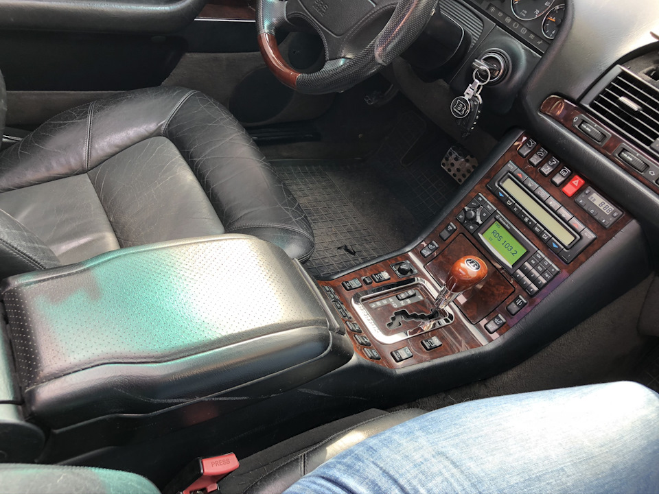 Снятие подлокотника на С / W140 - Mercedes-Benz CL-class (W140), 6 л, 1997 года 