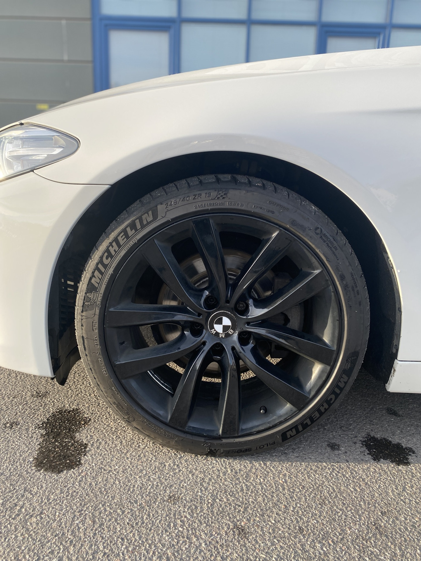 Резина бмв ф10. Диски 437 стиль BMW f30 шины перед 245 40 19 зад 275 35 19. BMW f10 245/50 r18 резина лето. Jetta 255 40 r19. Колеса на BMW f36 перед 245 40 19 зад 275 35 19.