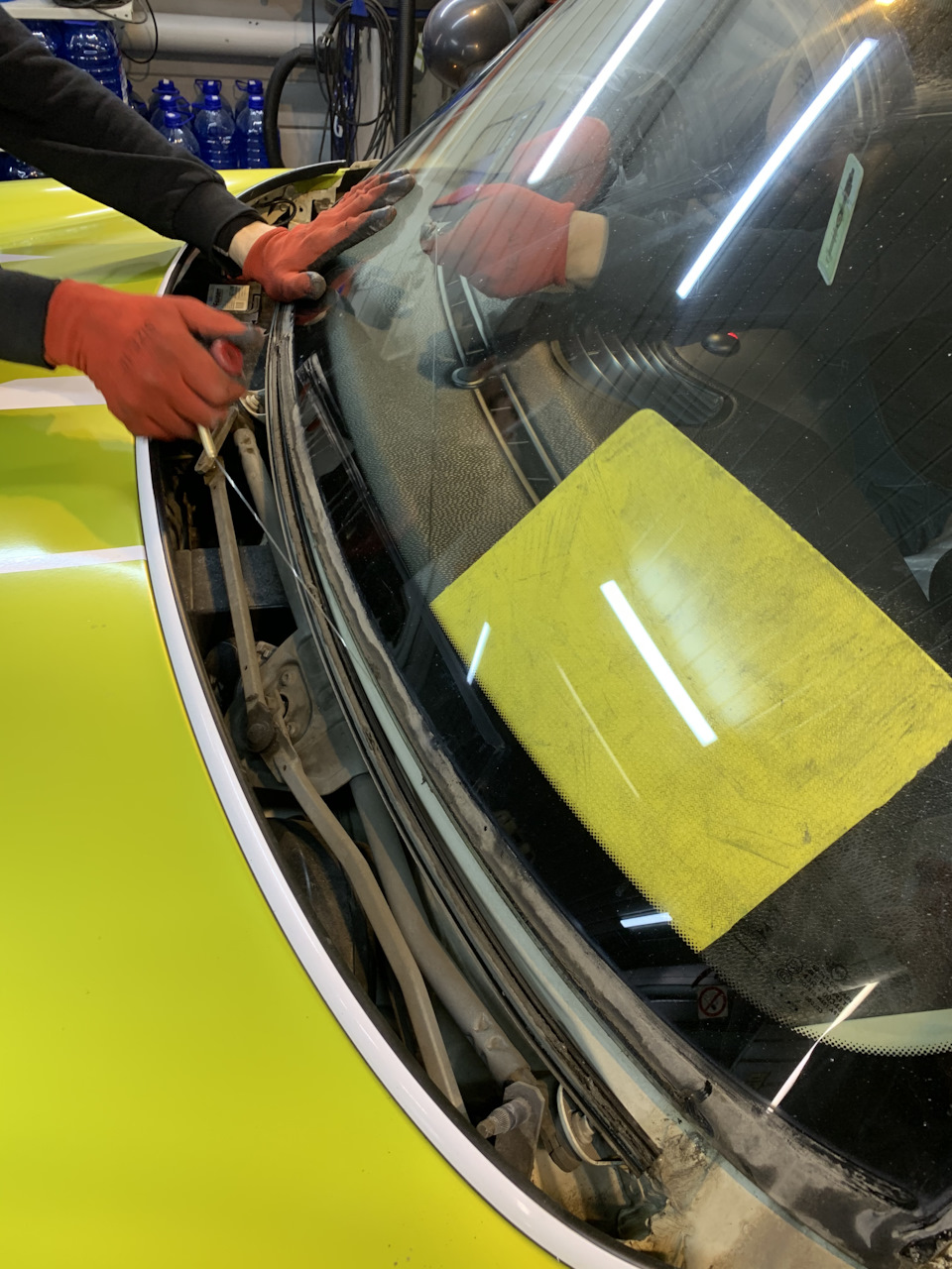 Полный процесс замены ветрового (лобового) стекла на примере MINI ...