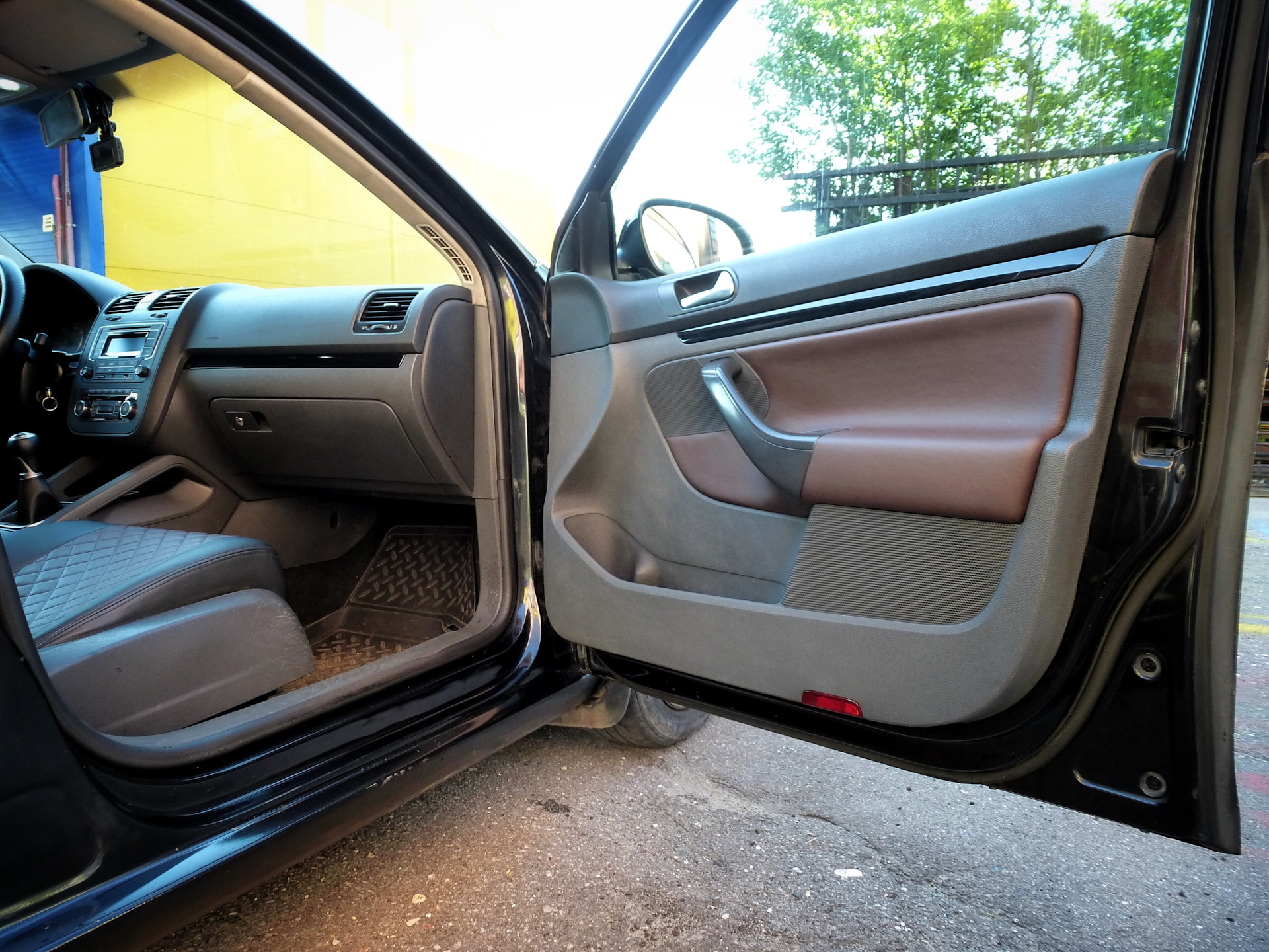 Дверные карты джетта. Перетяжка дверей Фольксваген Джетта 6. Volkswagen Jetta 2014 перетяжка дверных кар. Перетяжка дверных карт Фольксваген Джетта 6. Дверные карты Фольксваген Джетта.