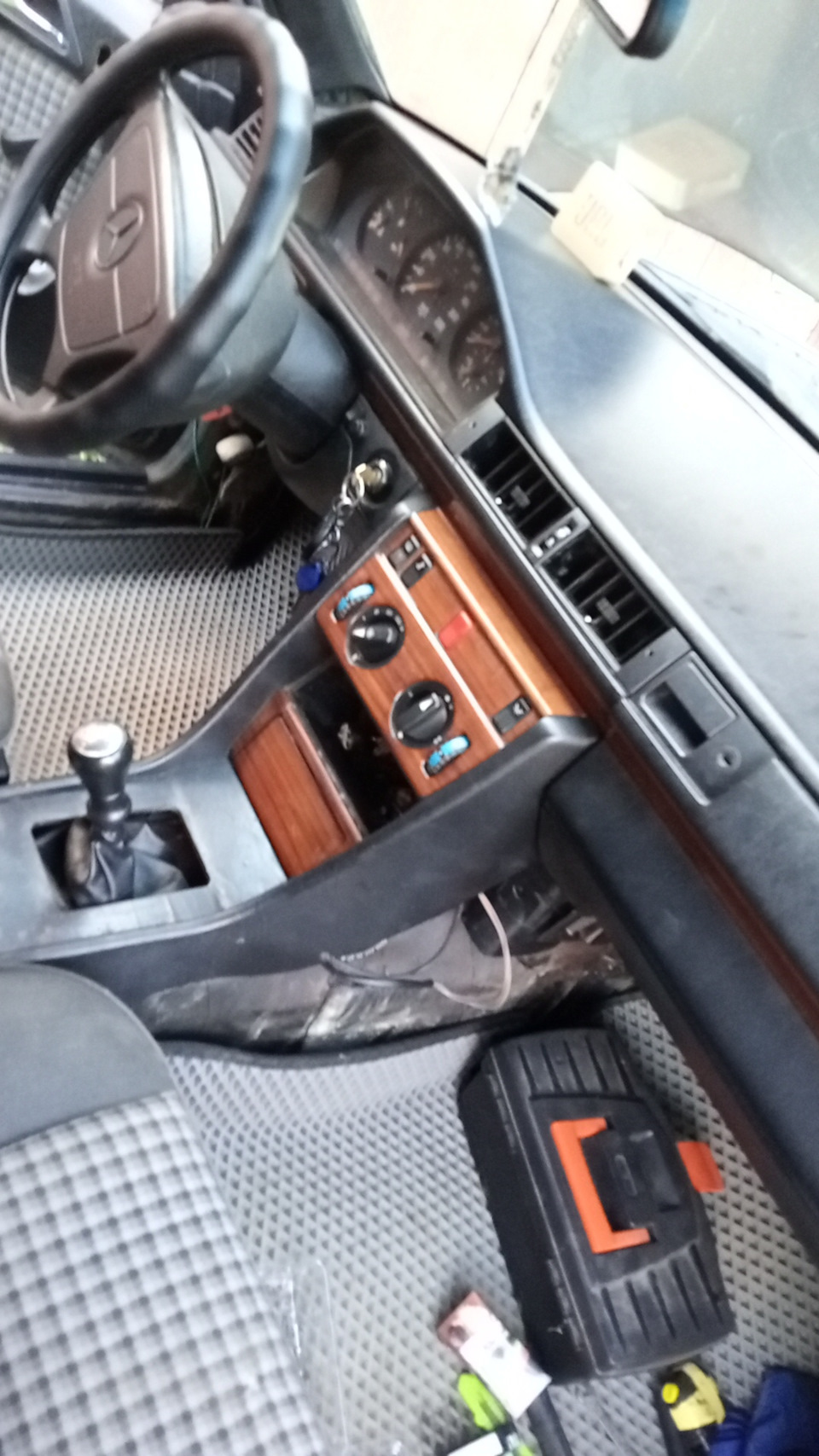 Фото в бортжурнале Mercedes-Benz E-class (W124)
