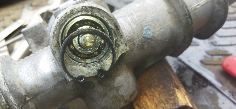 Откручиваем гайку, снимаем стопор, достаем вал. — Opel Astra F