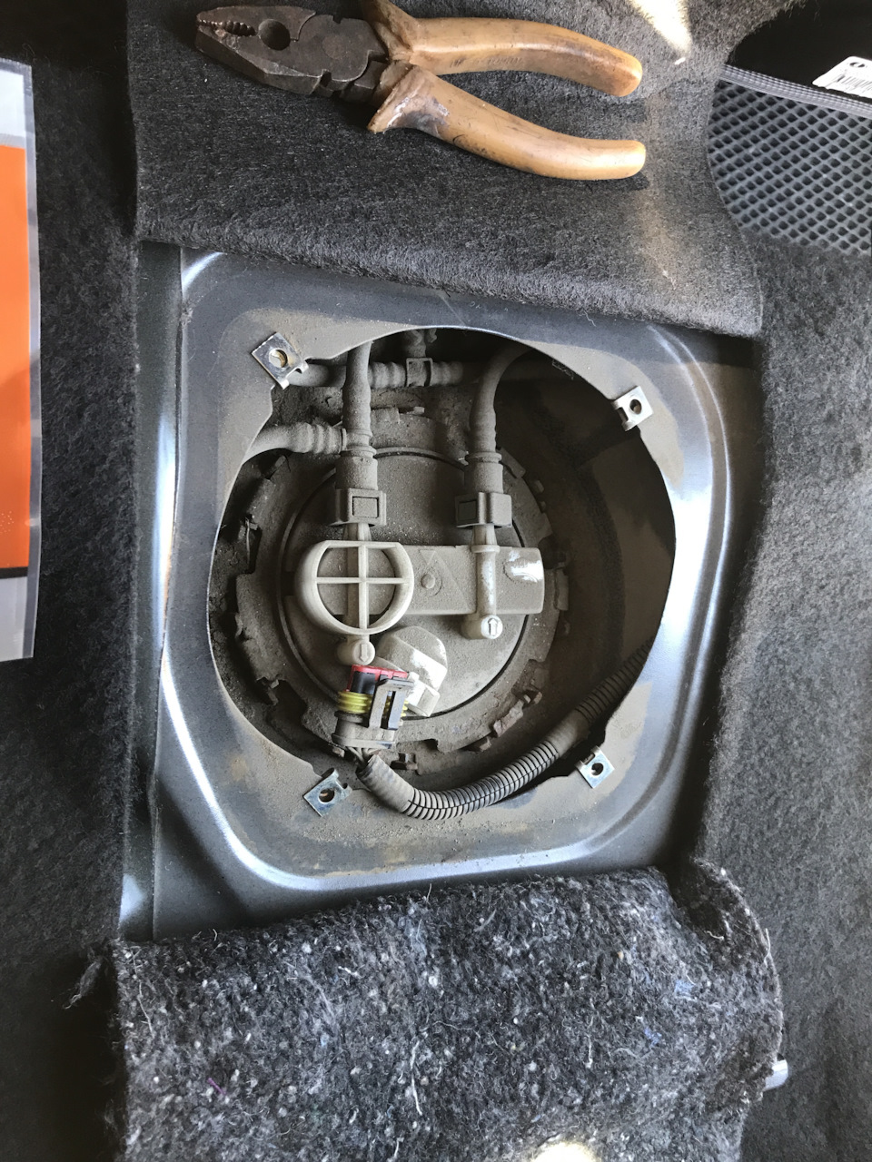 Вид на установленный топливный насос — Lada Калина Универсал (2G)