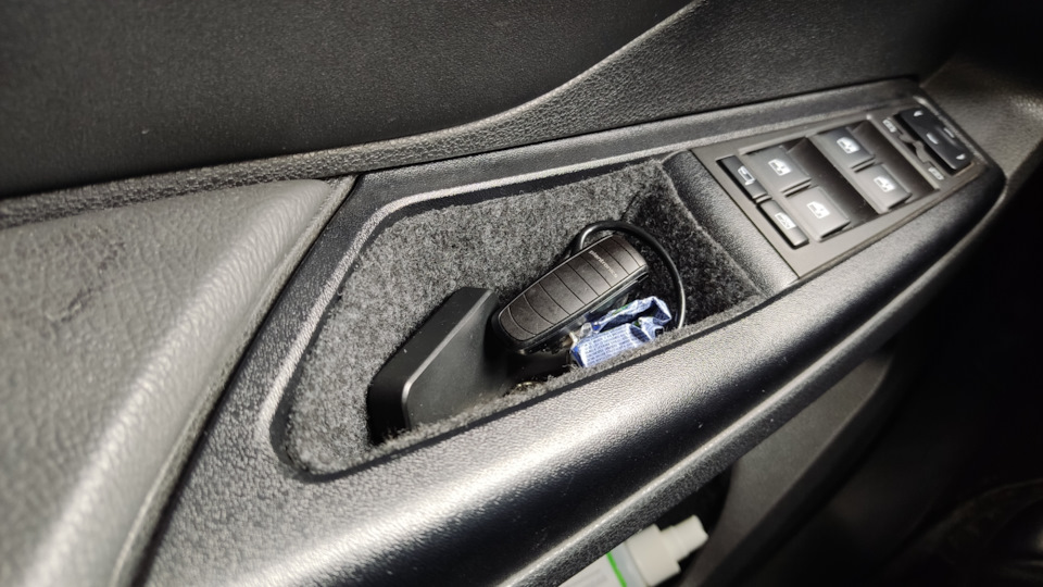 Обшил ручку-кармашек водительской двери карпетом — Lada Vesta SW, 1,6 л ...