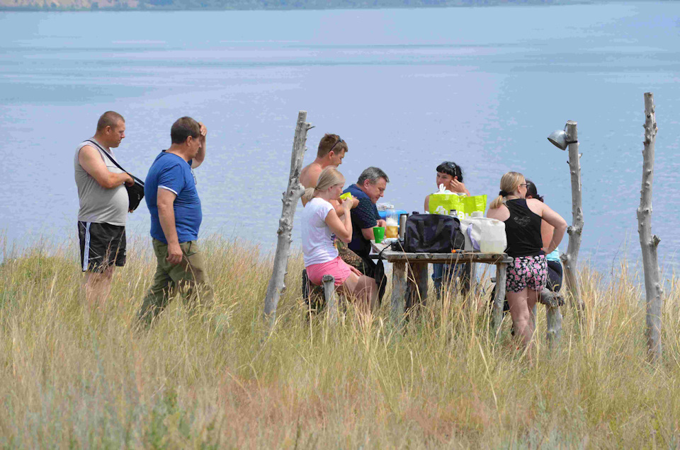 Привал на обед на обрыве за именным столом. Забыл сфотографировать табличку. Там написано кем и когда он сделан (2013год ) с приглашением отдохнуть и конечно убрать за собой — Great Wall Hover