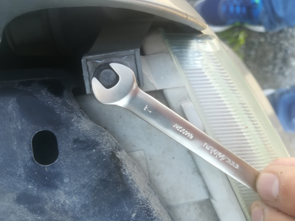 Откручиваем. Ключ на 7. — Skoda Octavia A4 Mk1