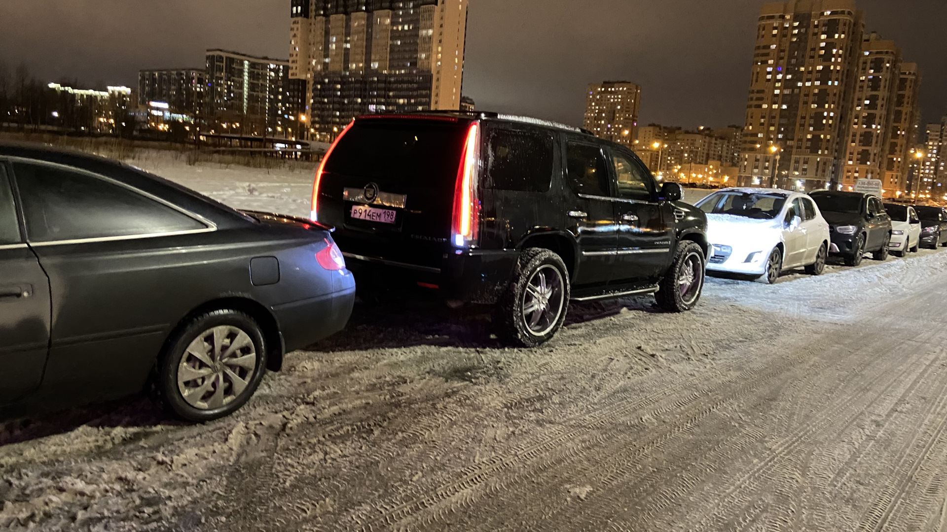 Cadillac Escalade (3G) 6.2 бензиновый 2008 | Черный Папин Танк на DRIVE2