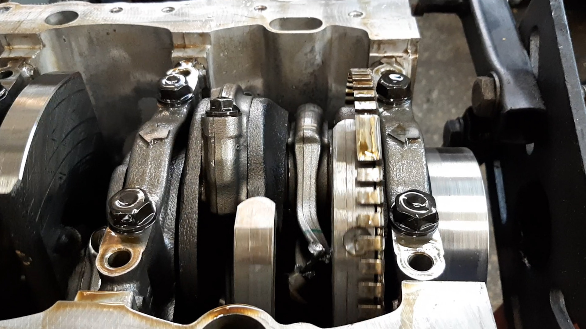 вода в 6 цилиндре. вода в 6 цилиндре. бмв дизель рядный 6 цилиндровый. объем сосуда цилиндрической формы. объем воды в сосуде.