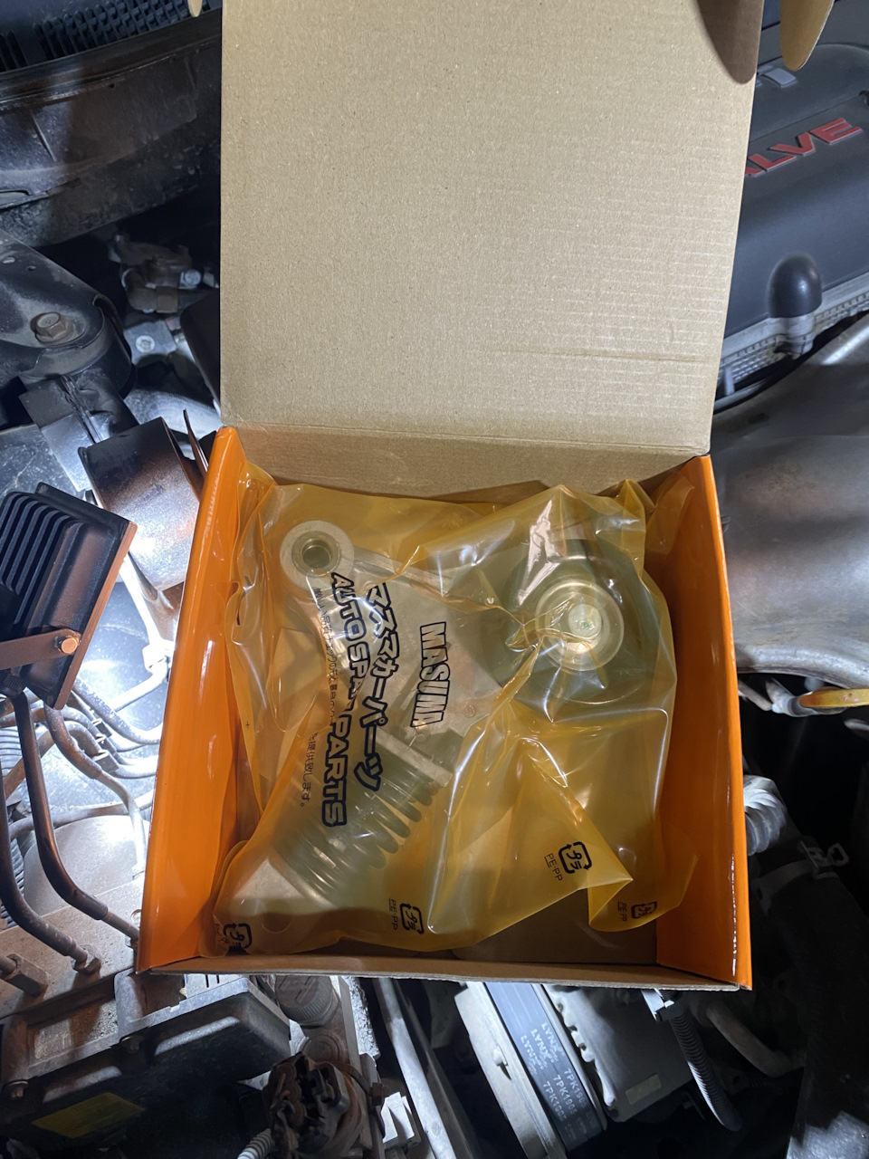 А внутри ролик с натяжителем в сборе — Toyota Camry (XV40)