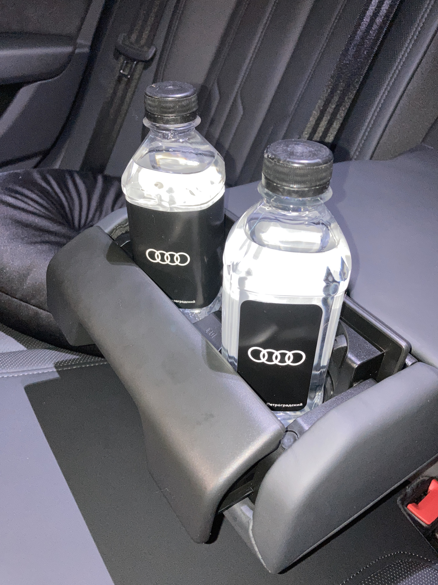 Подстаканник в задний подлокотник + накладки на ручки дверей. — Audi A6 ...
