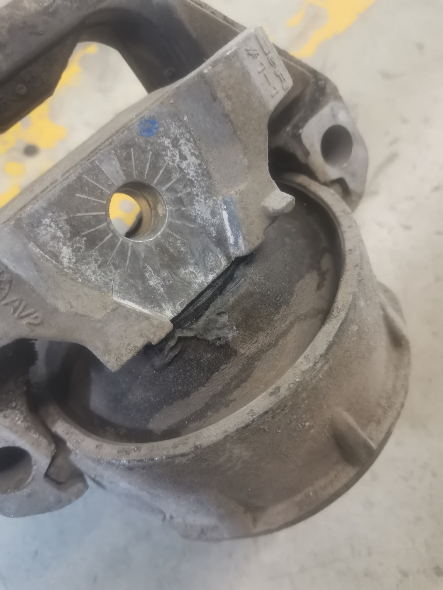 Замена правовой опоры двс, ну и заодно проверил натяжение цепи грм — DRIVE2