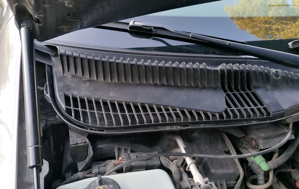 Все готово, новый салонный фильтр на месте! — Lincoln Town Car III