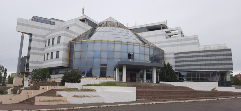 Некогда супермодный Дворец шахмат, на сегодняшний день представляет собой весьма печальное зрелище. — Jeep Cherokee (KL)