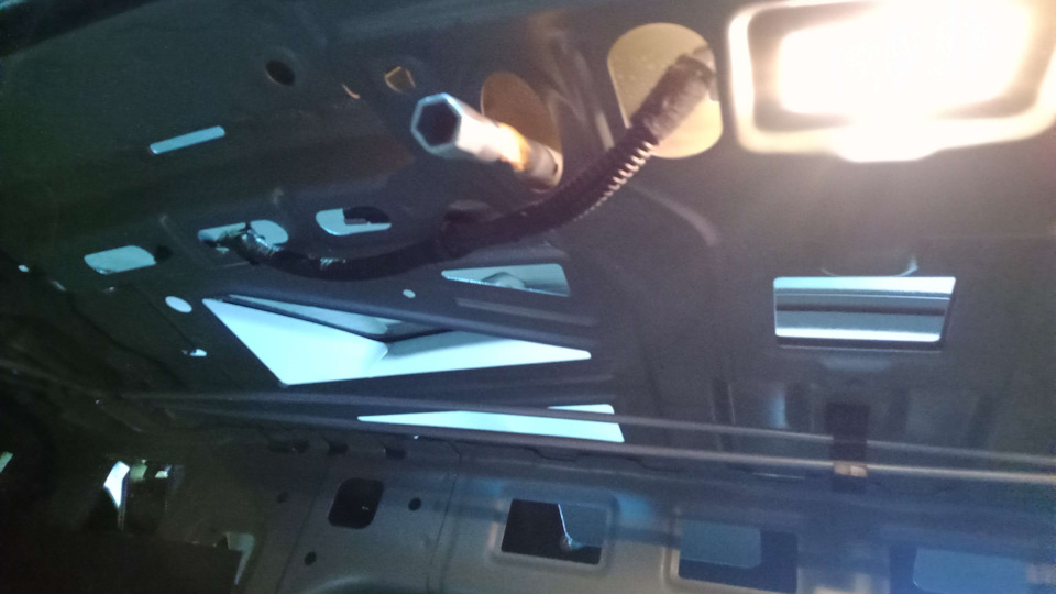 Откручиваем саморезы повторителя стопов — Ravon R4