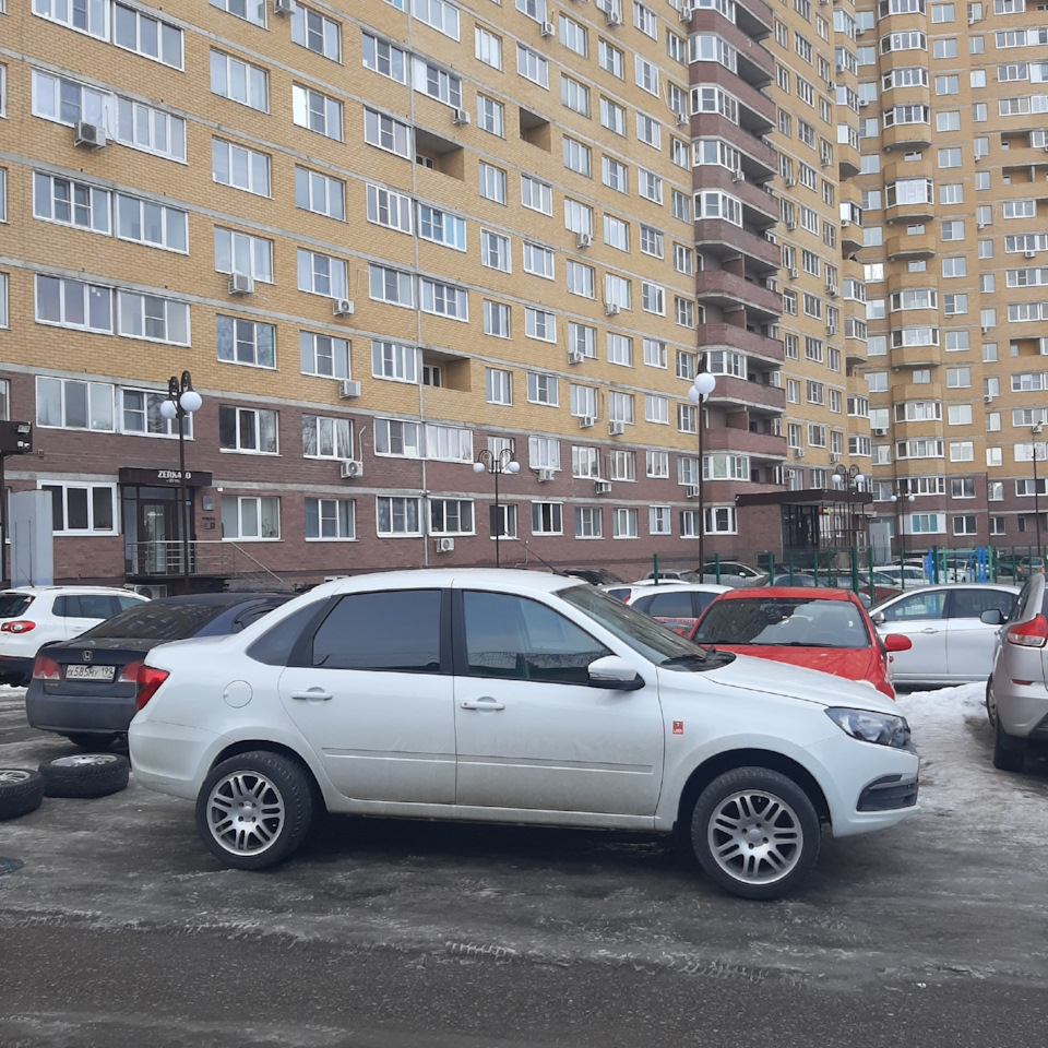 Эээ! Нормальные диски поставь — Lada Гранта (2G) FL, 1,6 л, 2023 года |  колёсные диски | DRIVE2