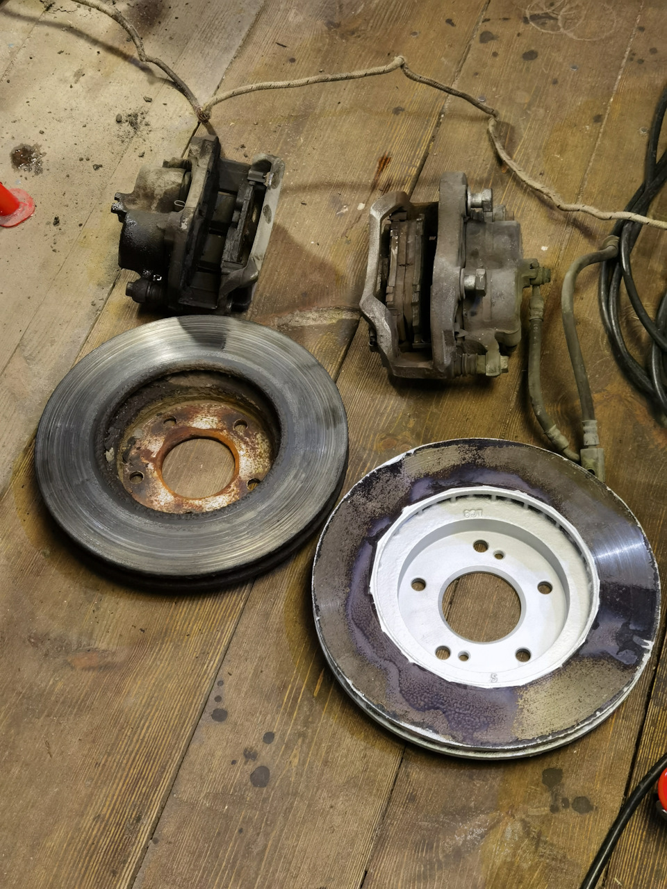 У тубро дисков диаметр немного больше, соответственно и суппорта и колодки другие. — Nissan Gloria (11G)