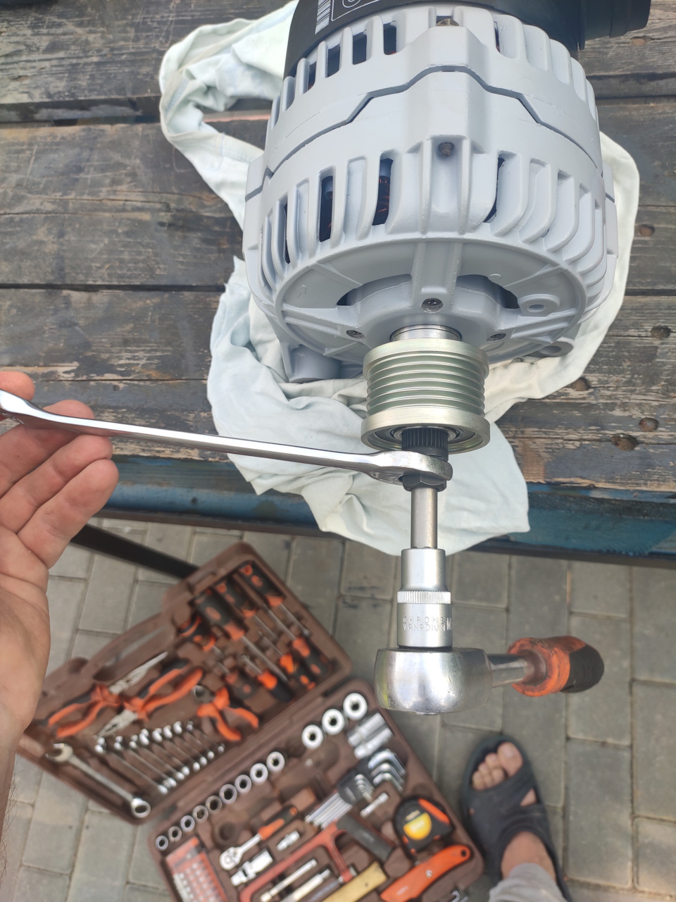 10. Трещеткой тянем по часовой стрелке, ключом на 17 против. — BMW X5 (E53)