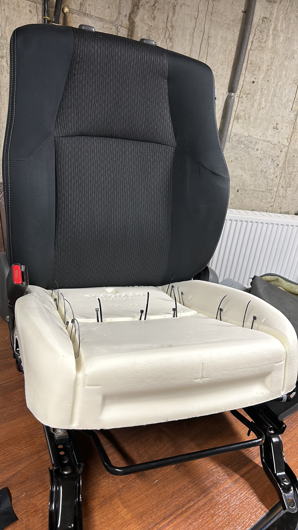 Водительскую заменил на новую флагман(кстати, дешевле всего ее купить на озоне) — Toyota Land Cruiser Prado 150-series