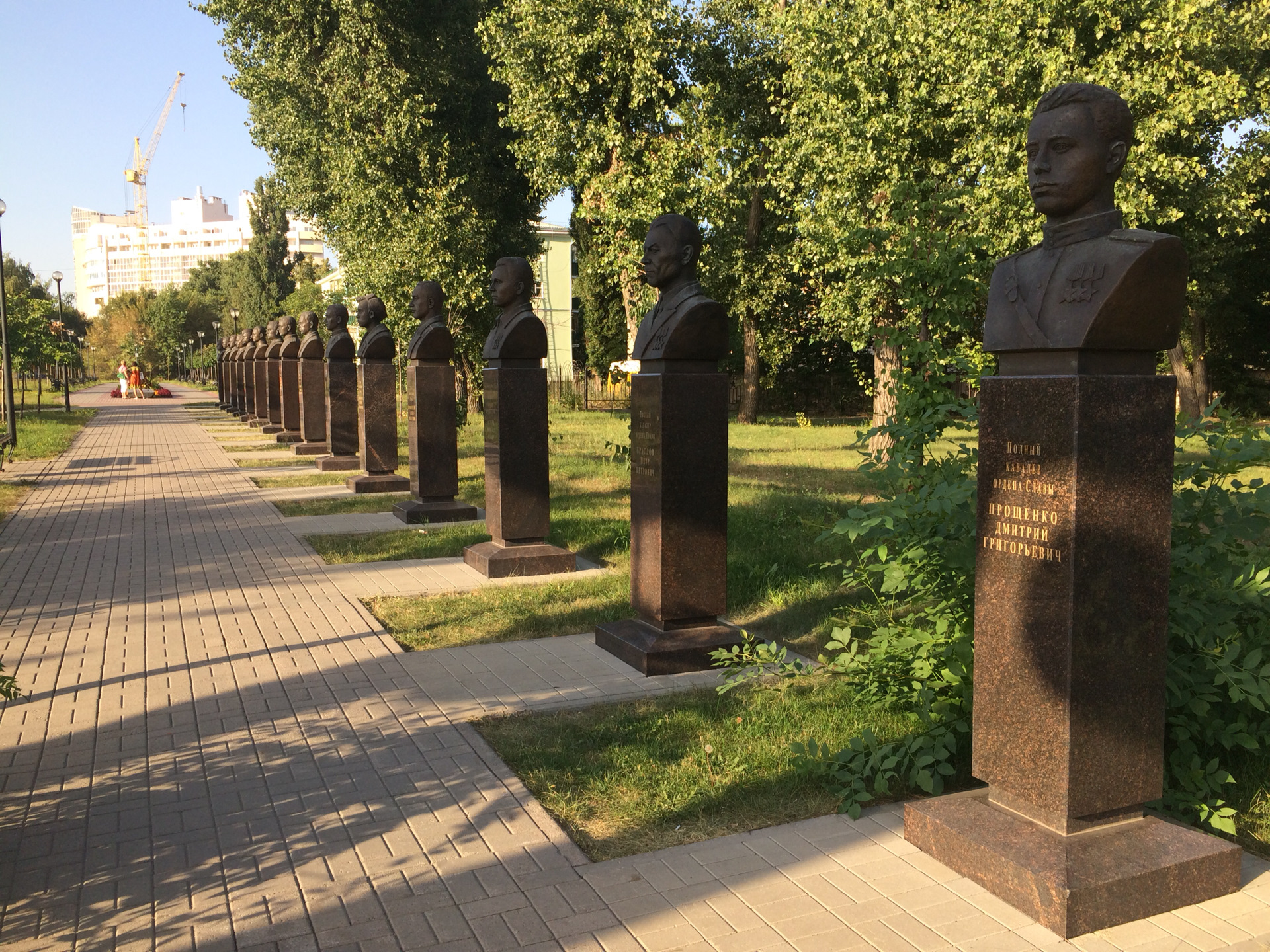 Аллеи воронежа. Аллея славы Воронеж. Аллея героев Воронеж. Воронеж кладбище аллея славы. Воронеж аллея героев новый памятник.