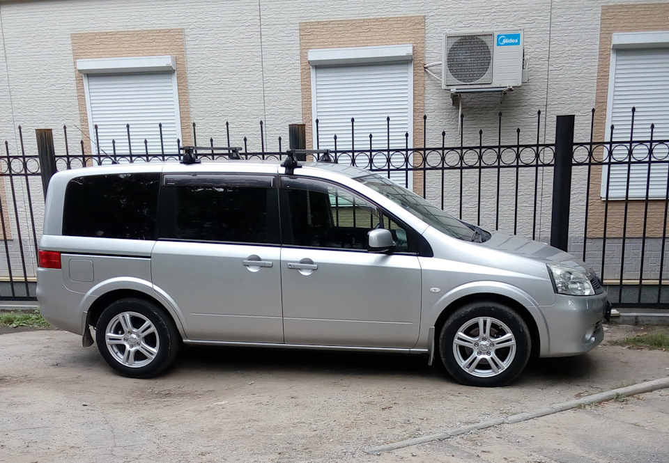 2004 Nissan Lafesta specs