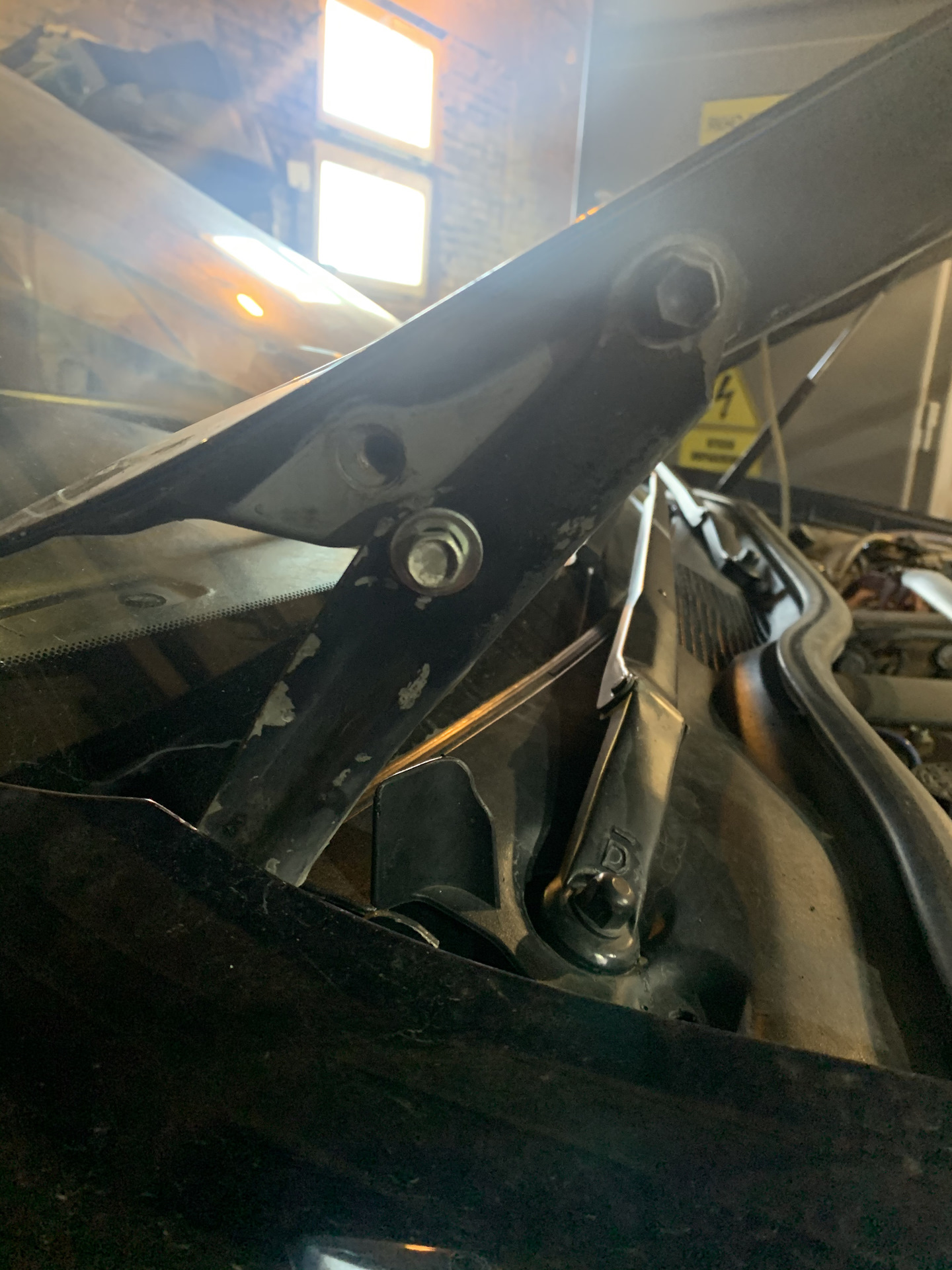 Cresta 100 капот. Поднятый капот. Приподнять капот. Приподнять капот. Приподнять капот.