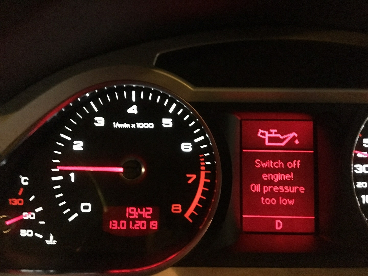 Горит давление масла ауди. Audi q7 лампа давления масла. Ауди а4 б8 красная масленка. Датчик давления масла Ауди q5 2.0 2013 года. Красная масленка Ауди q7.