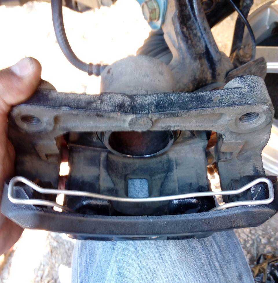 Колодки еще не установлены — Nissan Lafesta (1G)