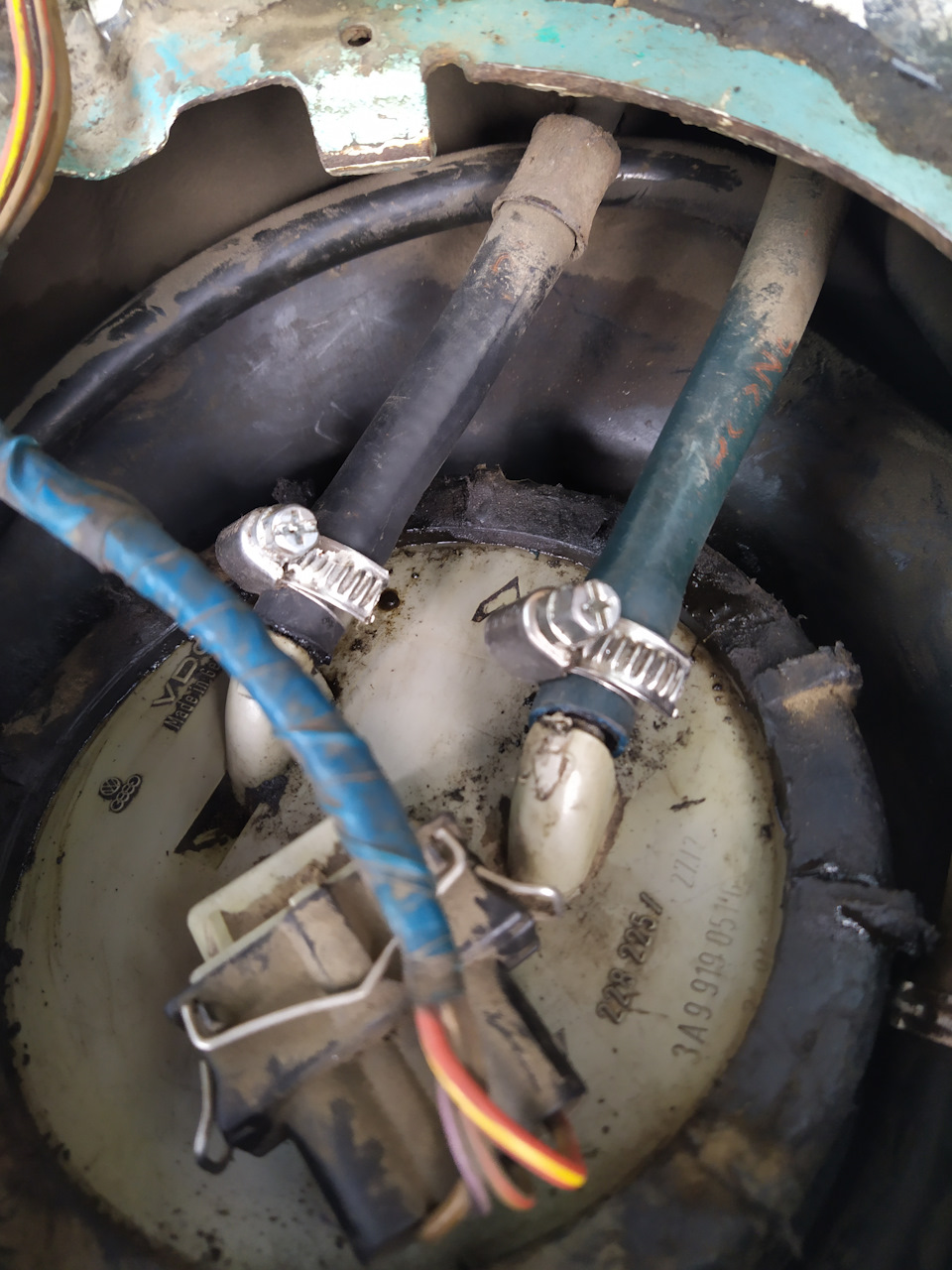 Посадил крышку, закрепил шланги на новые хомуты, одел фишку, грязь с бензином убрал тряпкой уже — Volkswagen Passat Variant (B4). Запчасти на фото: 2282851