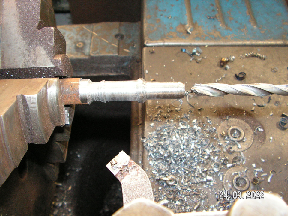 Для соединения двух радиаторов пришлось выточить переходной штуцер 10х12мм. — Самодельный микроавтобус  ГЛОРИЯ