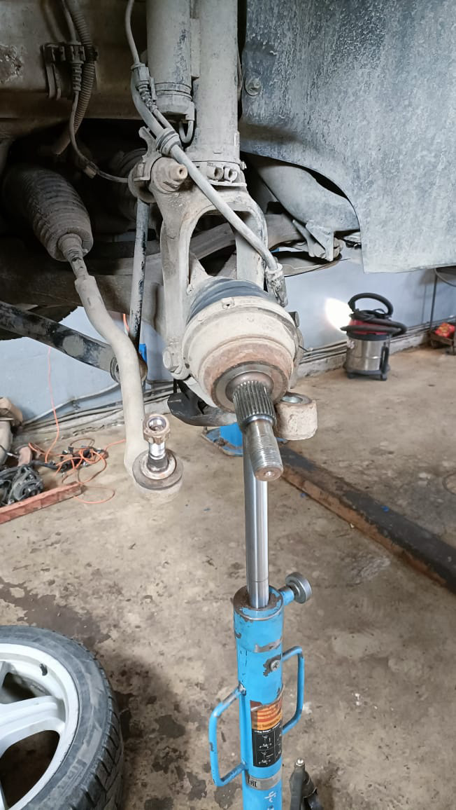 Замена нижней шаровой опоры — Mercedes-Benz M-Class (W164), 5,5 л, 2008 ...