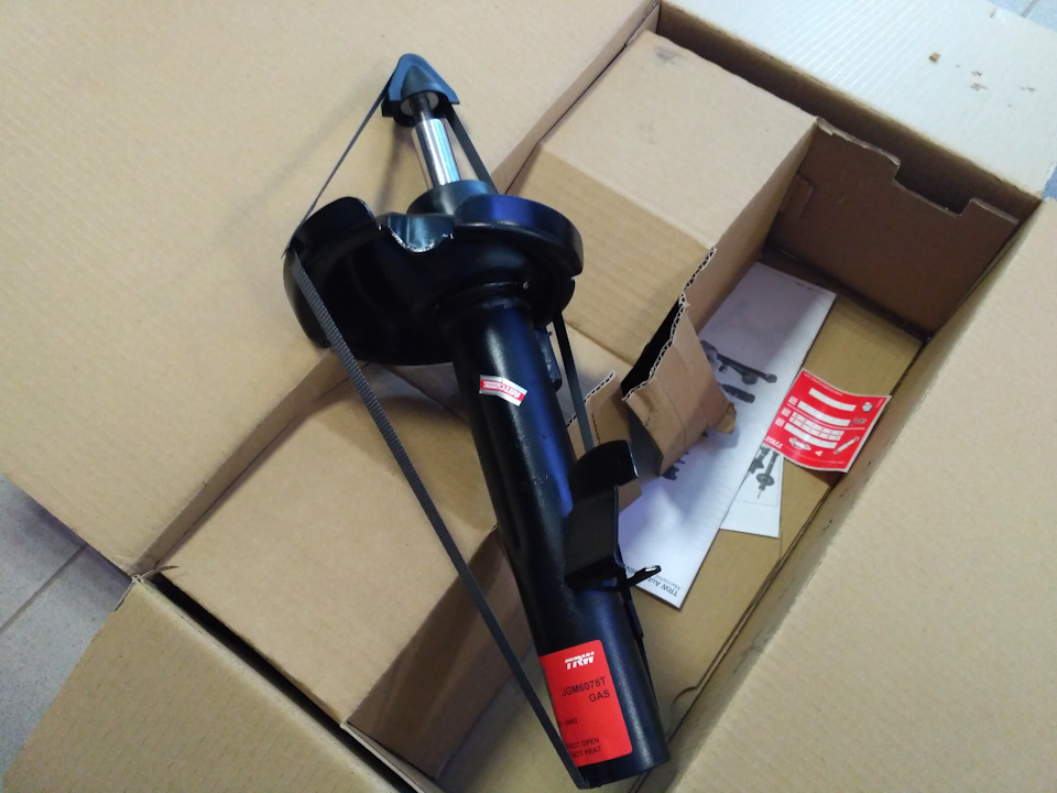 Передние опорные подшипники и амортизаторы 127000 км — Ford Focus Sedan ...