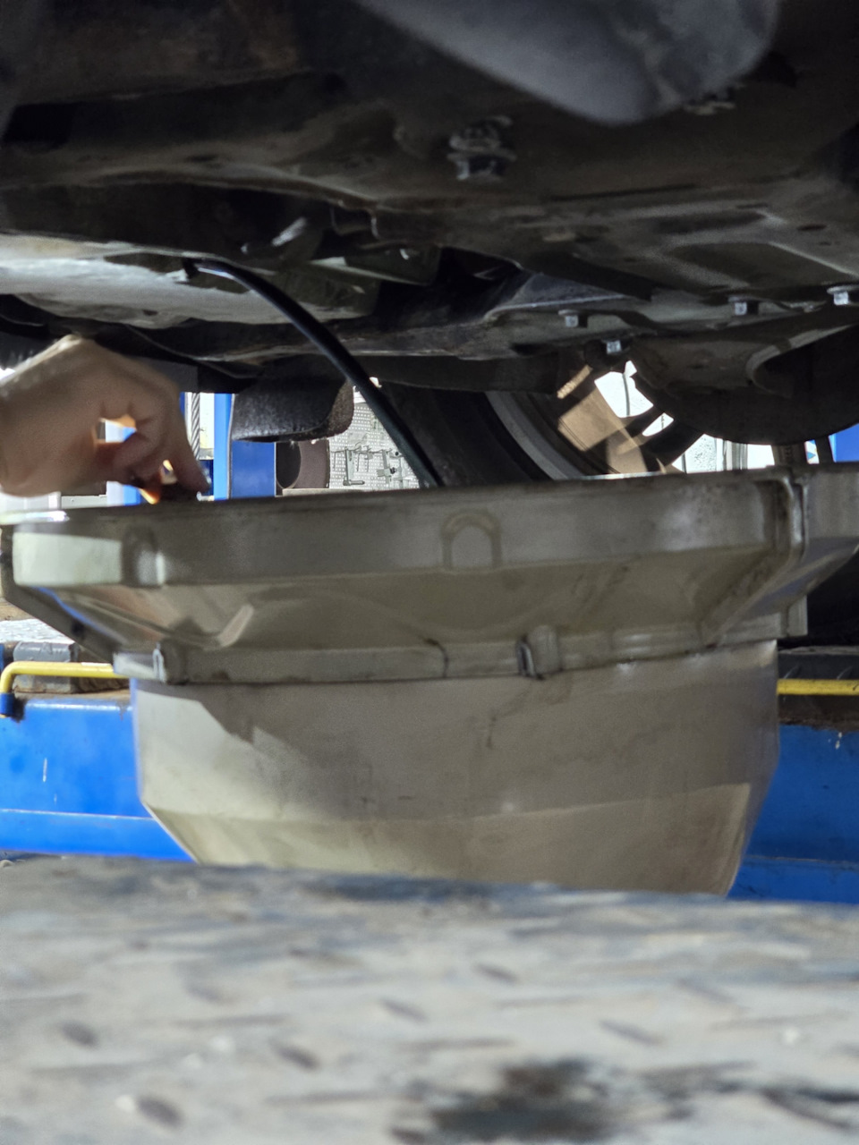 Сливаем старое масло. Пробег на нём 9т.км. Чёрное. Свойственно дизельному двигателю. — Volvo XC60 (1G)